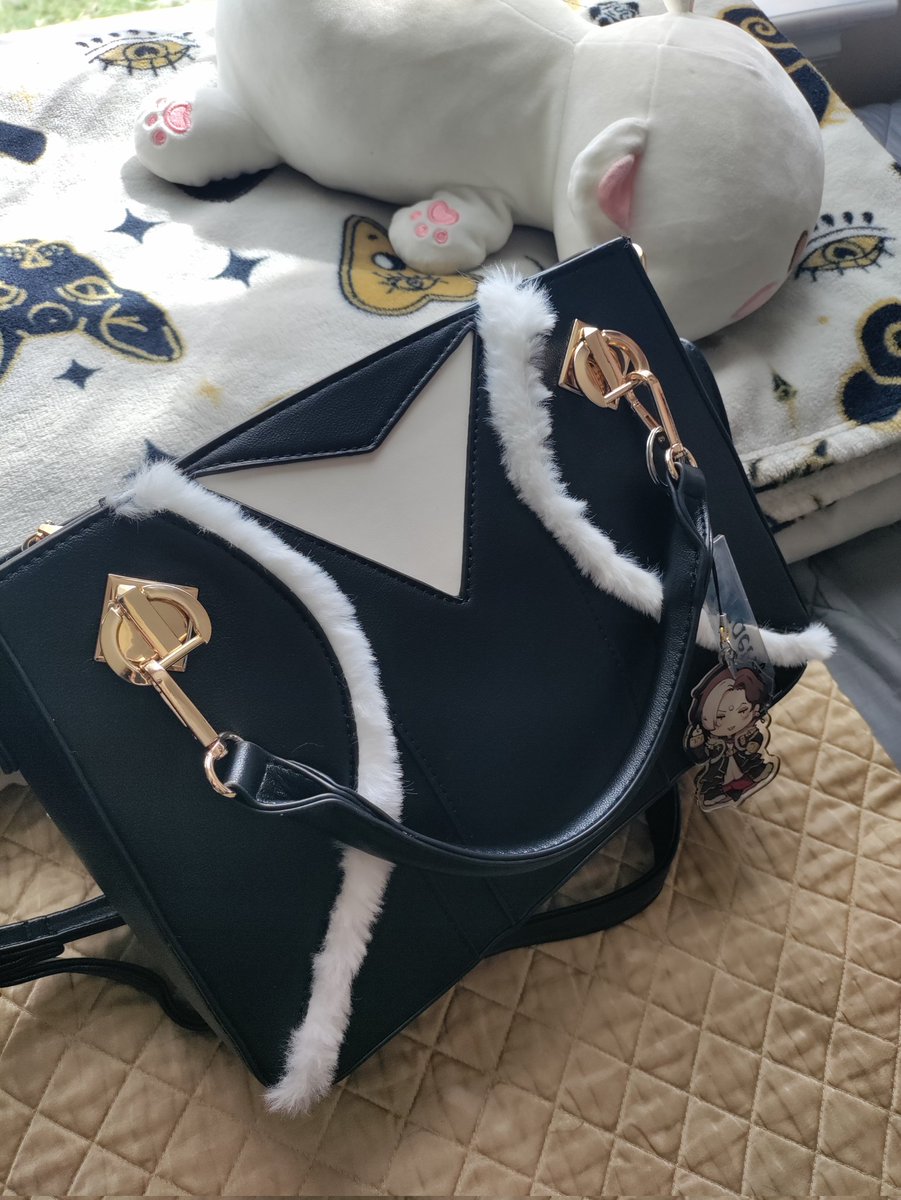 SageMoonArts's tweet photo. IT HERE!!! I'm so happy with it! I don't think I've had something that I resonate so closely with 😭😭 THIS is my new favorite thing I own. THANK YOU @seateasstore FOR MAKING SUCH A BEAUTIFUL PURSE!!! https://t.co/WzrbBg5mSC