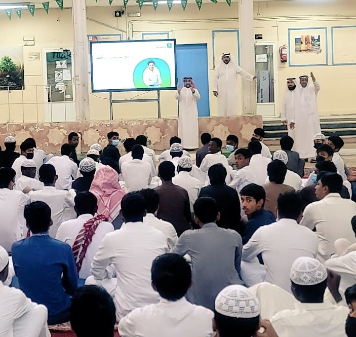 <a href="/MOE_MHC/">إدارة تعليم مكة</a> 
اقام مركز التوجيه بالمدرسة بتوجيهات من
المدير ا.سامر الحسيني. حفظه الله
واعداد ا. عدنان المطرفي . وفقه الله
وا.محمد العتيبي .وفقه الله
اقيم برنامج ارامكوا التعريفي لطلاب المدرسة لاعطائهم فكرة عن برامج ارامكو التوظيفية المميزة والحوافز المستمرة لمنسوبيها من المتقدمين...