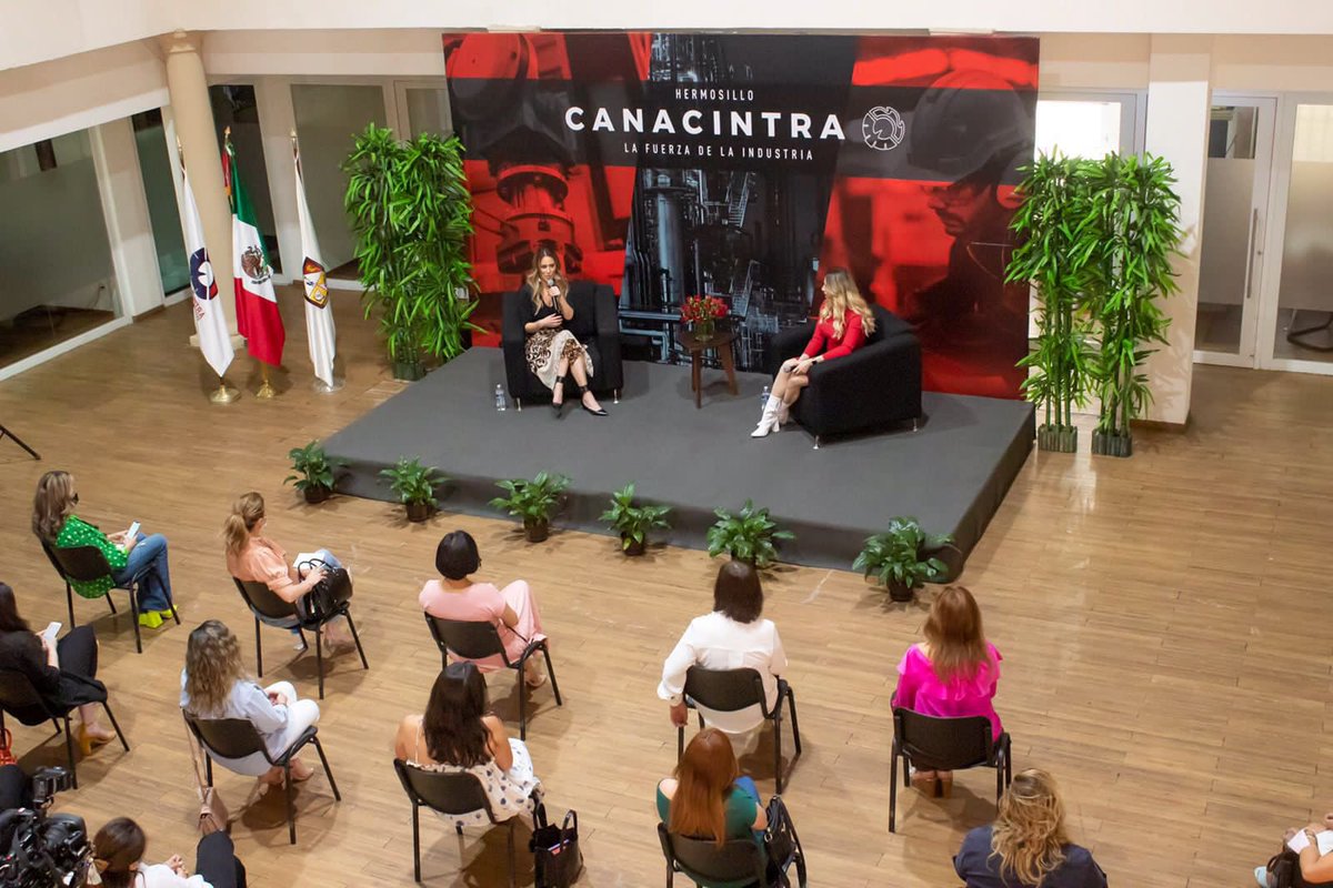 eldaamolina's tweet photo. Gracias querida @SILALVAREZ por esta bonita oportunidad de compartir con mujeres talentosas y trabajadoras de @CanacintraHmo que sea la primera de muchas!.. y a ti @marcegonse al frente de mujeres en esta cámara.. gracias por tus atenciones! Abrazos https://t.co/njIoKYV1uC
