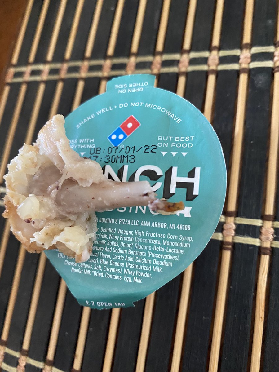 ambienislife's tweet image. Welp. Next time I know not to order chicken wings at a pizza place. 🙄@dominos #tinychicken #halfwings