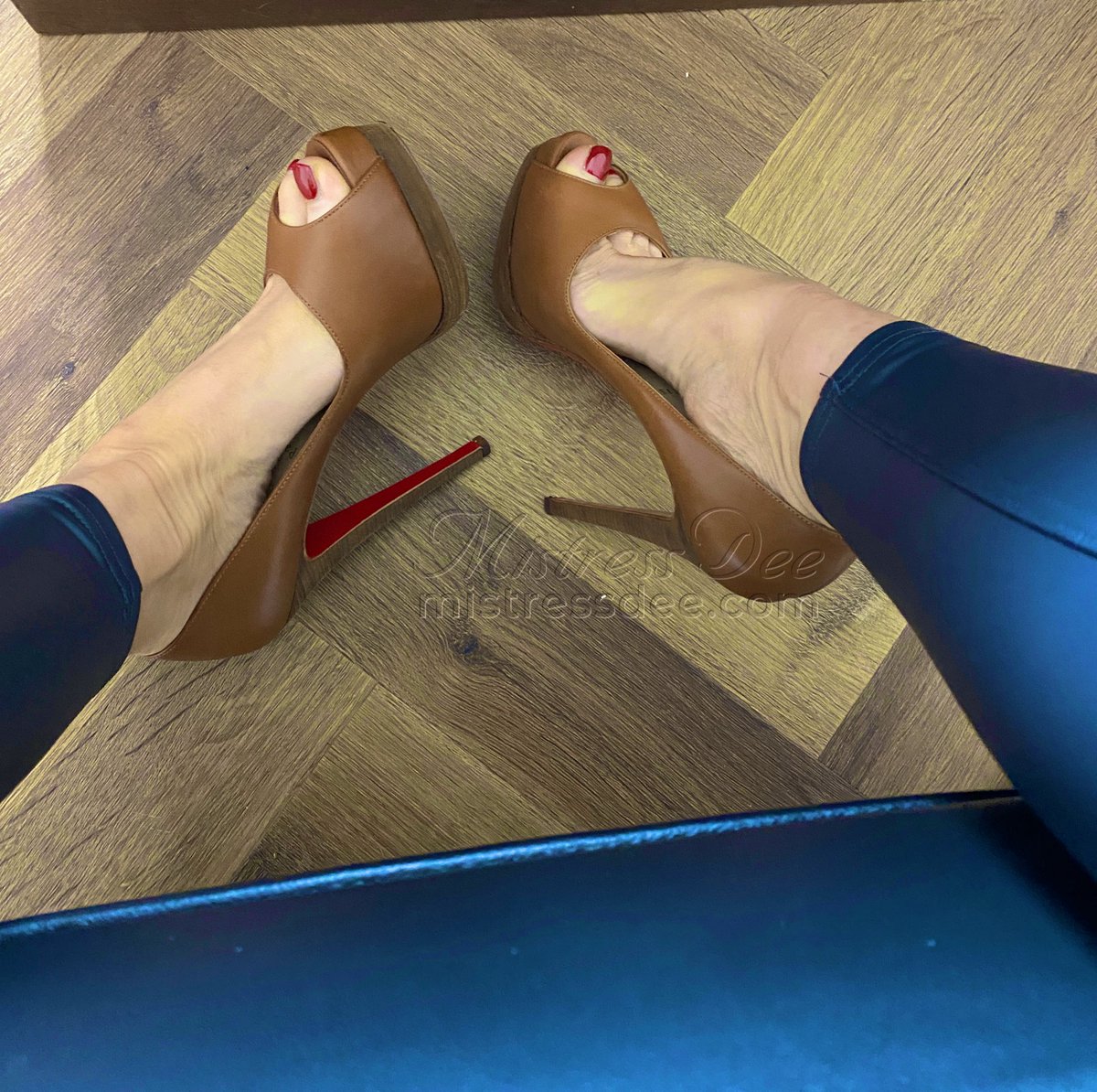 MistressDeee's tweet photo. Retweet to worship my feet! #footworship https://t.co/QHe0xAGva4