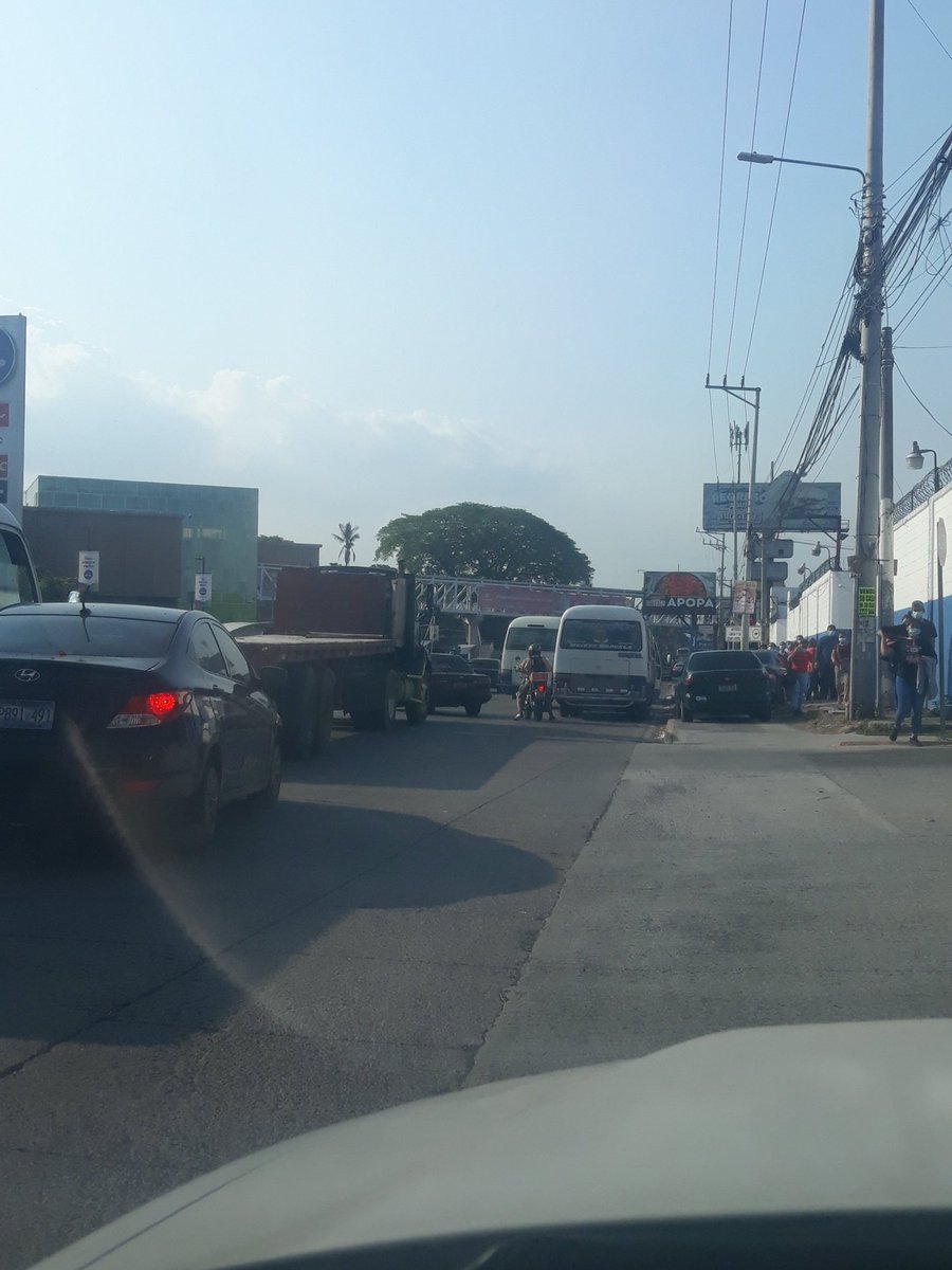 u_amartinez's tweet photo. @todomotorsv así la entrada a apopa por plaza mundo 😣 https://t.co/b35VTCNGY1