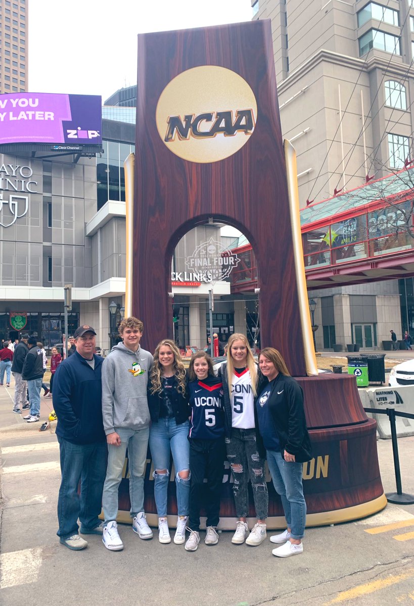 Go Huskies! #WFFSELFIE #UConn #FinalFour @TargetCenterMN @UConnWBB