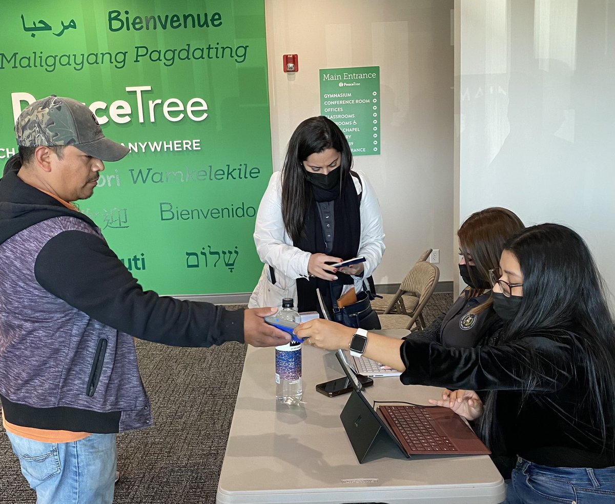 ConsGuatAtlanta's tweet photo. @ConsGuatAtlanta haciendo entrega de pasaportes a la comunidad guatemalteca de Memphis, TN. Muy agradecidos por recibirnos @PeaceTreeUMC  #MinexGuat https://t.co/lkjO0batya