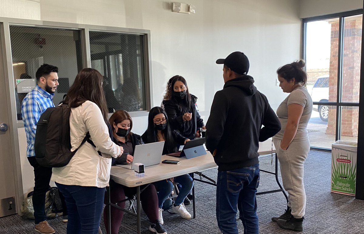 ConsGuatAtlanta's tweet photo. @ConsGuatAtlanta haciendo entrega de pasaportes a la comunidad guatemalteca de Memphis, TN. Muy agradecidos por recibirnos @PeaceTreeUMC  #MinexGuat https://t.co/lkjO0batya