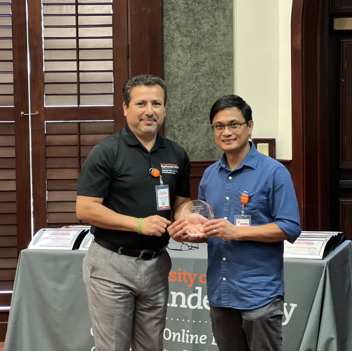 UTRGVCOLTT's tweet photo. Congratulations to Dr. Edgar Corpuz for receiving the Excellence in Hybrid Teaching Award #eolc22 #UTRGVCOLTT #UTRGV https://t.co/nE1yNNhCiR