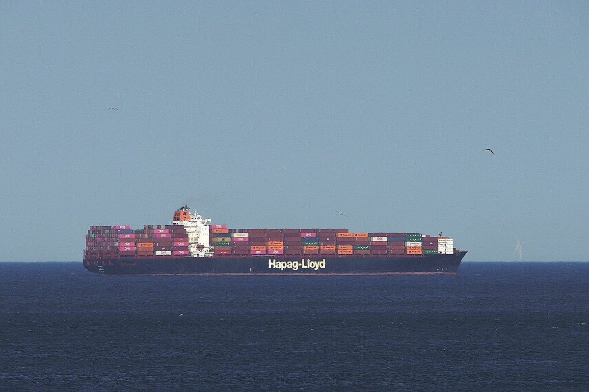 johnmorgan726's tweet photo. The AL SAFAT, IMO:9349497 en route to Southampton, United Kingdom, flying the flag of Liberia 🇱🇷. #HapagLloyd #AlSafat #ContainerShip #ShipsInPics https://t.co/bNQ5qHrPuT