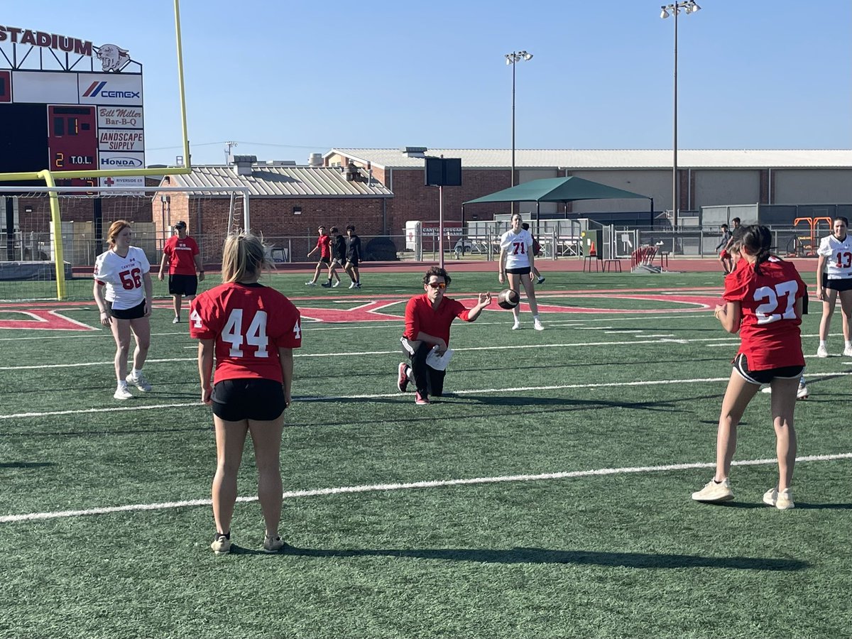 CoachTBush's tweet photo. Seniors in command of the Juniors in the 2022 Powder Puff Championship game!!
#SpudWeek
@AthleticsCanyon @Canyon_Football https://t.co/mmi9tDF31q