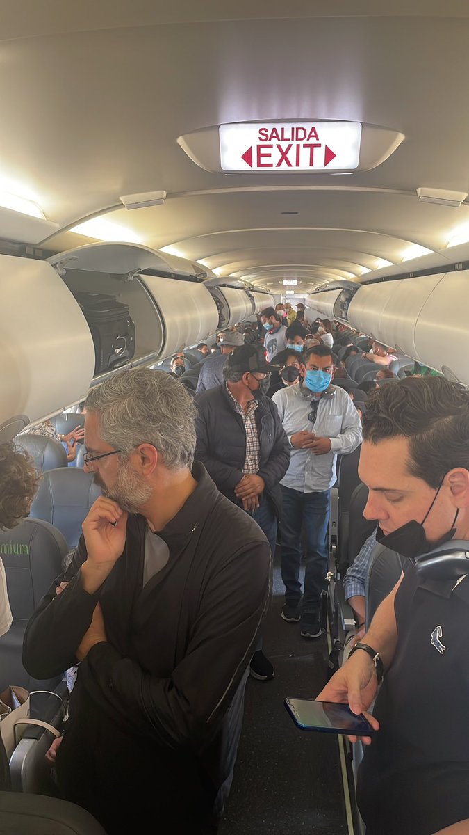 Viajar por <a href="/viajaVolaris/">Volaris</a> es lo peor, ibamos a cdmx, ya ibamos con 1 hora de retraso, el piloto no supo aterrizar, y terminamos en qtro, llevamos 2 horas esperando y no se ve para cuando #y4735