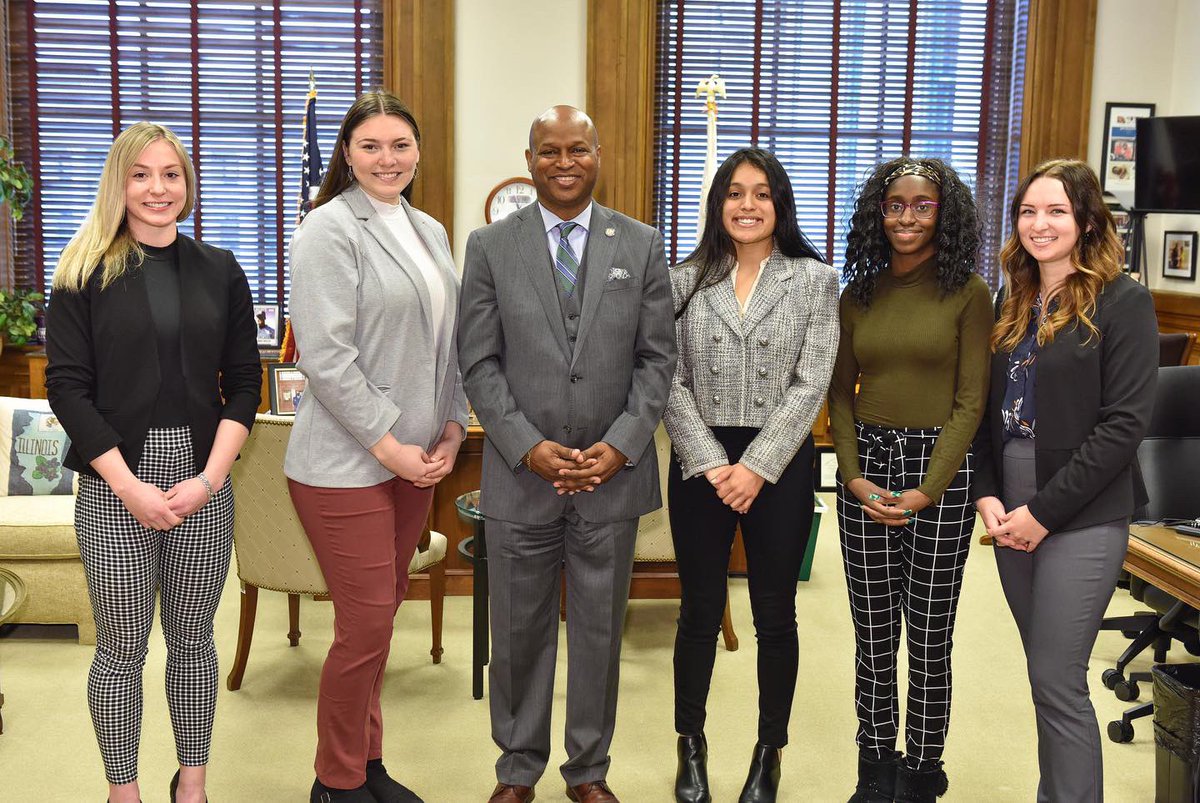 SpeakerWelchIL's tweet photo. Yesterday I was honored to meet and sit down with the 2022 legislative interns from the Paul Simon Institute based at SIU in Carbondale.  I enjoyed my conversation with them, and I’m certain each of them will make a positive mark on Illinois government. https://t.co/OU61fJbLZD