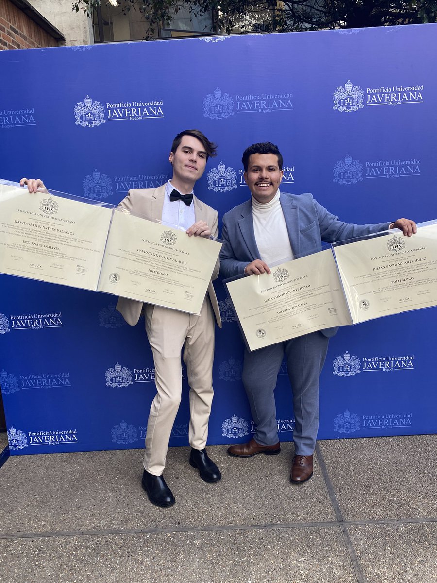 DGreiffP's tweet photo. Quiero compartirles algo que me hace feliz. Hoy me gradué de Relaciones Internacionales y Ciencia Política, con el mejor promedio en ambas carreras y ganando la Orden al Mérito Académico Javeriano 🤍 https://t.co/Jsruitz63v