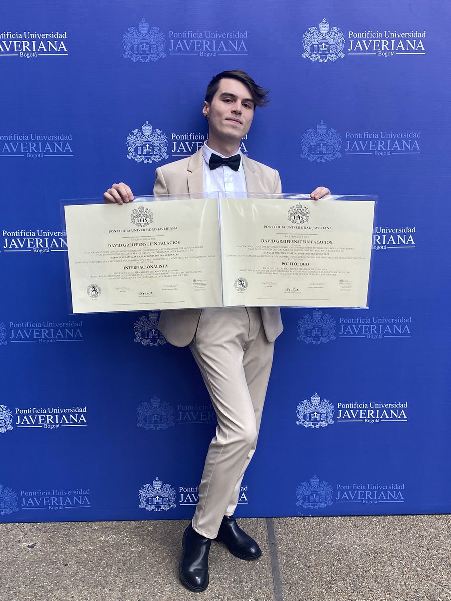 DGreiffP's tweet photo. Quiero compartirles algo que me hace feliz. Hoy me gradué de Relaciones Internacionales y Ciencia Política, con el mejor promedio en ambas carreras y ganando la Orden al Mérito Académico Javeriano 🤍 https://t.co/Jsruitz63v
