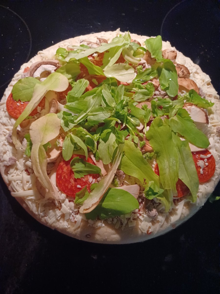 ZachAtBatt's tweet photo. More beaked cornsalad. This time on a pizza. Plus I chopped up the stem and threw it in with taco meat. It's a pretty handy little green and it's not hard to come by. 
#foraging https://t.co/a5984ZyfqG