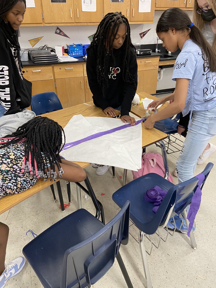 TappAvid's tweet photo. What a great day for our Build a Kite Challenge! AVID students enjoyed the spring weather and building their own kites. #STEMchallenge #TappAVID #FridayFramework https://t.co/qDqycWRYeV