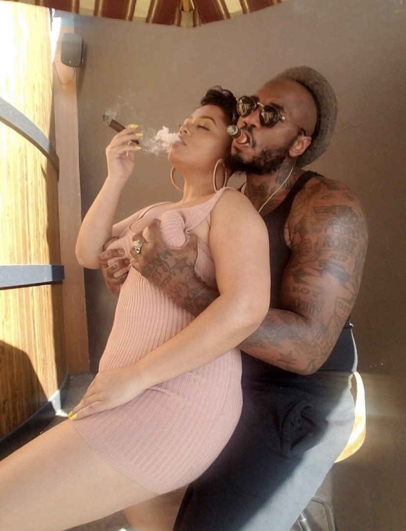 BilliSanddy's tweet photo. @davido Dem go collect 😍001 nobody fit check you , na so e hold wizkid for right hand hold that Burna for left... fifa no day hear pekelemes 🤣🤣😂 https://t.co/zdYp1NCosw