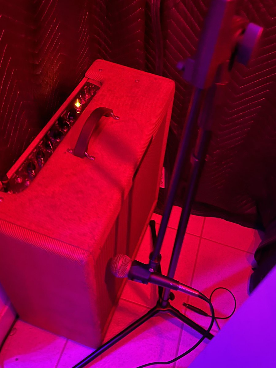 Abemusic92's tweet photo. Gotta love that sexy amp sound. https://t.co/XzQS5WjLM4