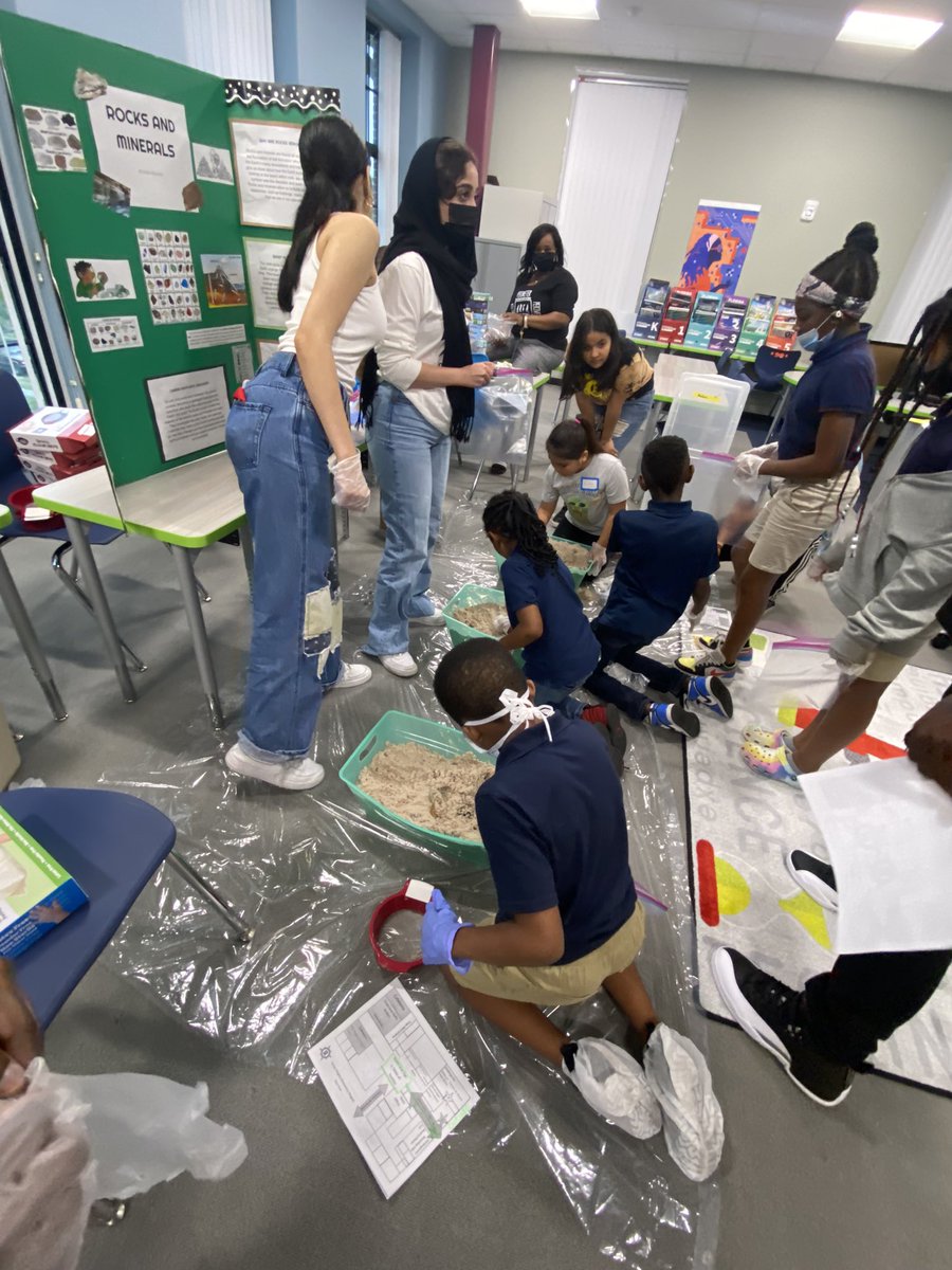 tampaheights305's tweet photo. #STEM night was a great success thanks to @MinoritySTEM METS, staff/students of @tampaheights305  and our amazing #PTA. Students were engaged in amazing activities &amp; experiments, and demonstrations! @HillsboroughSch @SDHCMagnet @TransformHCPS #STEMeducation https://t.co/i2ptEeU3vu