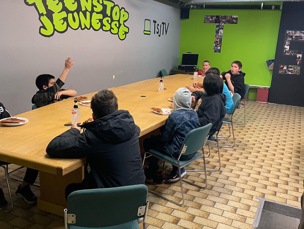 wpg_tsj's tweet photo. Ending spring break with a pizza party🌸🌷 https://t.co/QP4104WmFy