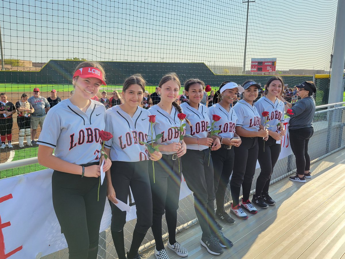stew3434's tweet photo. Lobo Softball players showing their parents some ❤️ love!!  Now time to WIN!!! 🥎🔥🐺 LET'S GOOOO!!! #ThanksParents #LOBONATION @MonicaMcclend16 @lchsabc @langhamcreekhs @CFISDAthletics https://t.co/Bnuho5C5EG