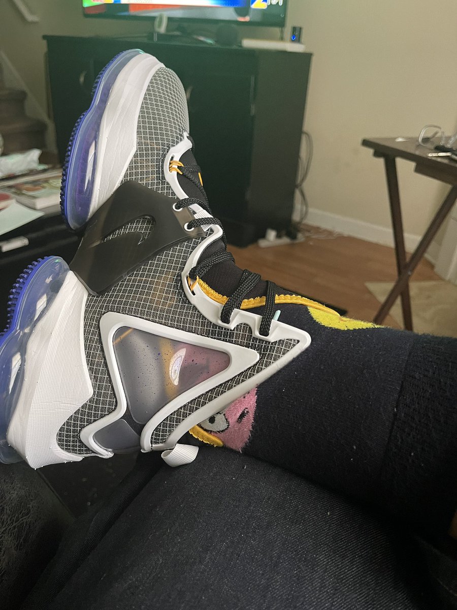 DaryleLSmith's tweet photo. Fantastic Friday FamILY!!
#Lebrons #YankeeFitted #SpongeBobSocks
#RSC #richsockclique @uncle_rjs @Latoya331 @liltruckerbae @CoachWesSCF @KidFromTheX @CallMeCoachVP @LiCkMyJs @5aluteMeImPaige @LexxDaTurtle @mizz_tae @mdeeeeee_ @LadySideshow @SPOTTIEOTTIEDO3 @ALilBitOfEryn @MagMr44 https://t.co/wv3pht8CLR
