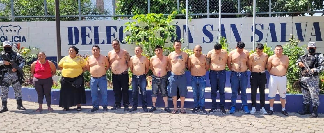PNCSV's tweet photo. Detuvimos a 12 terroristas, entre estos Walter Ernesto Rodas, alias Show, un líder de pandilla.

Estos amenazaban e intimidaban a las personas que circulaban en el Centro Histórico de San Salvador.

Alias Show pasará 45 años tras las rejas y los demás pagarán con 30 años. https://t.co/p3RzdohOJw