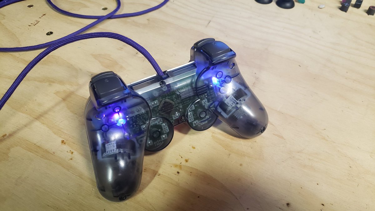 PuzzleCustomss's tweet photo. Hey @Dayomaan, heard you needed a Spyro themed Dualshock 2 https://t.co/t4I99wryFq