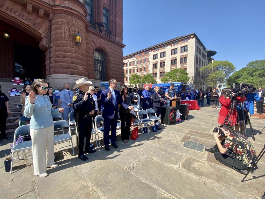 Menendez4Texas's tweet image. Honored to join community advocates on the first day of #ChildAbusePreventionMonth 2022. @CASA_SATX &amp;amp; Guardians of the Children organized a touching wreath-laying ceremony to commemorate the innocent lives we have lost due to child abuse and neglect. 🧵
@BRTaskForce