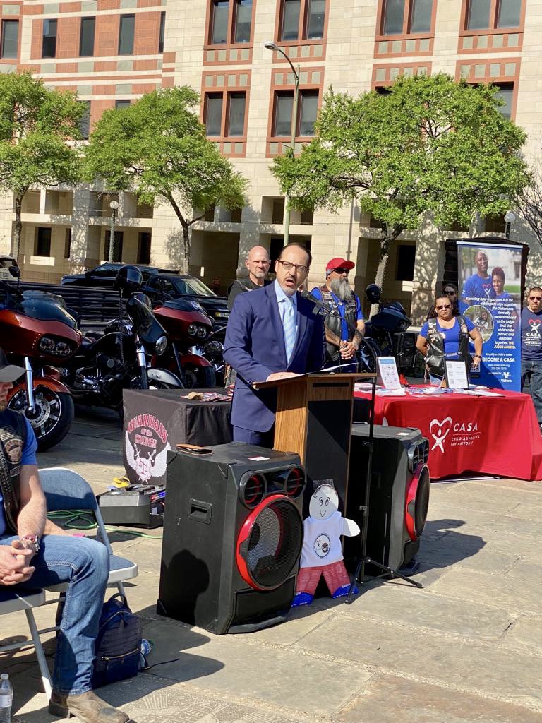 Menendez4Texas's tweet image. Honored to join community advocates on the first day of #ChildAbusePreventionMonth 2022. @CASA_SATX &amp;amp; Guardians of the Children organized a touching wreath-laying ceremony to commemorate the innocent lives we have lost due to child abuse and neglect. 🧵
@BRTaskForce
