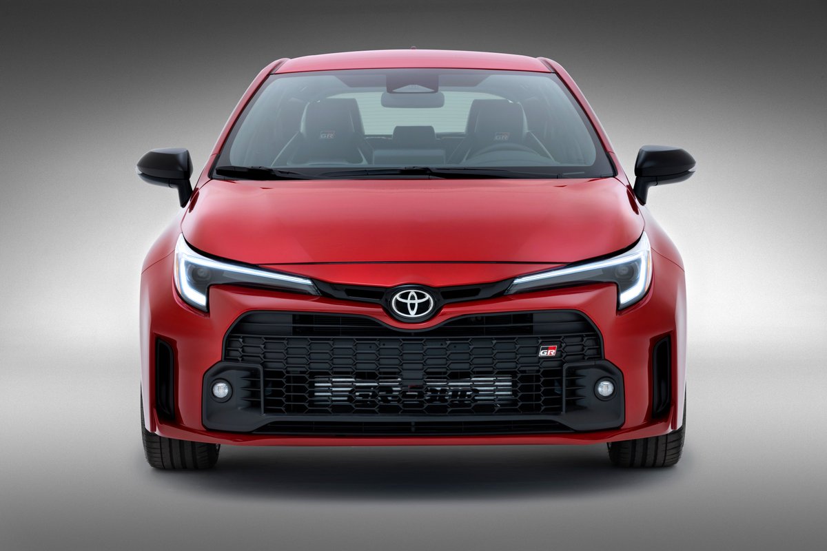 DriveMx1's tweet photo. Se presenta el #ToyotaGRCorolla

Motor turbo de inyección directa de 1.6L y 3 cilindros que generan 300 hp y 273 libras-pie de torsión, sistema GR-Four AWD con ajustes de potencia personalizase en la parte delantera y trasera. Fabricado por #GazooRacing en la planta de Motomachi. https://t.co/WOJZaI34DL