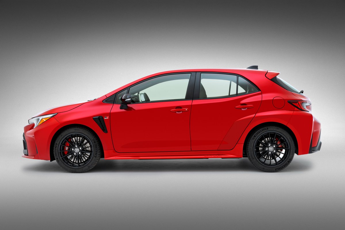 DriveMx1's tweet photo. Se presenta el #ToyotaGRCorolla

Motor turbo de inyección directa de 1.6L y 3 cilindros que generan 300 hp y 273 libras-pie de torsión, sistema GR-Four AWD con ajustes de potencia personalizase en la parte delantera y trasera. Fabricado por #GazooRacing en la planta de Motomachi. https://t.co/WOJZaI34DL