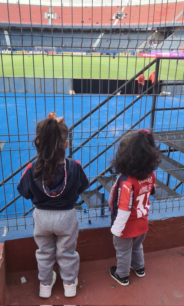 Alilicita's tweet photo. Esta fecha queda marcada en nuestras vidas🥰❤💙🌪 

GINA POR FIN PUDO ESTAR😍🏟 de mi mano y la de #EmmaMa 🤗🤩 https://t.co/nDyc45o8X8