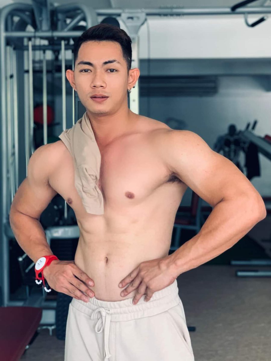 ဒီ gym trainer ကြီးရဲ့
လီးမြင်ဖူးချင်တယ် လင်းကျပါဦး😭