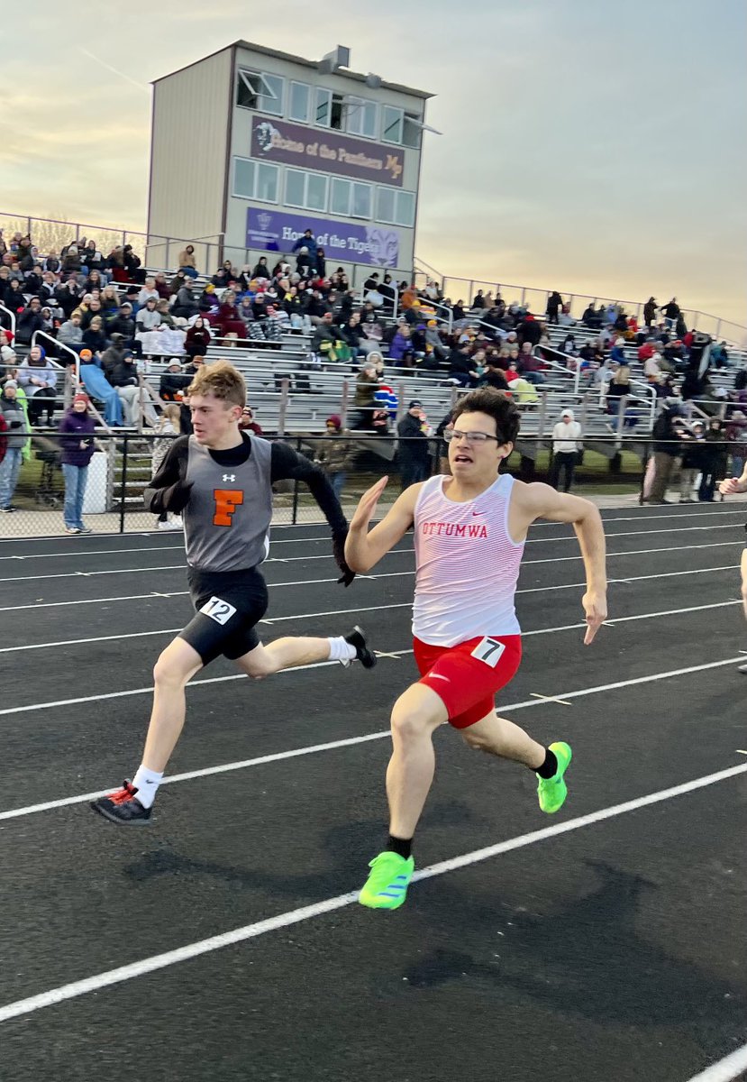FFTrojanTrack's tweet photo. Dylan Adam reaches for the finish line in the 800m. #nicekick #flytheF https://t.co/yMruSakcyv