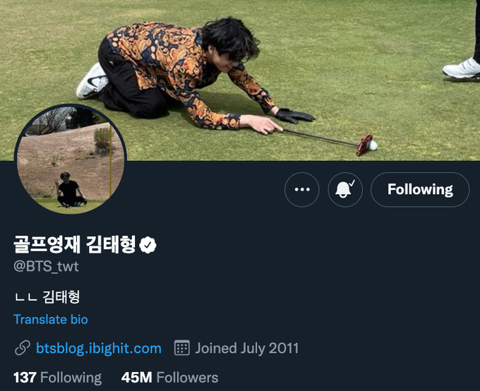 WORLDMUSICAWARD's tweet photo. #BTS change their Twitter layout and name to #GolfGeniusKimTaehyung after V executes a perfect driver swing and some sexy dance moves later in a club in #Vegas and trends at #1 on #Twitter WORLDWIDE!💪🏌️🕺🎰🇺🇸💥🥇🌎🔥👑💜 
@BTS_twt
🎥:https://t.co/v7d33K3BrV https://t.co/IQT6bmmbzH