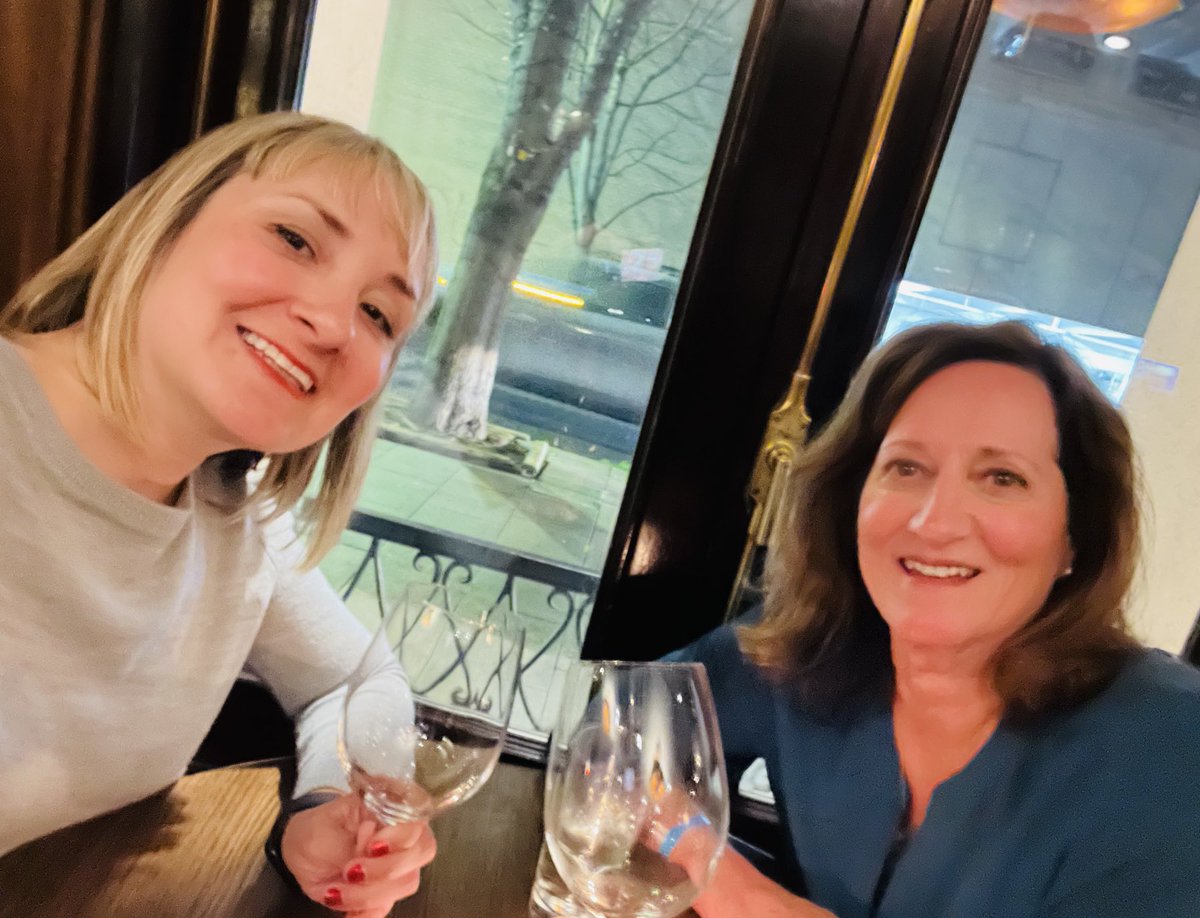 RachelSalasMD's tweet photo. #aanam 😎 catching up with strengths with @KeriBischoff #neurotwitter @AANMember #emptyglasses https://t.co/XApouFnQeO