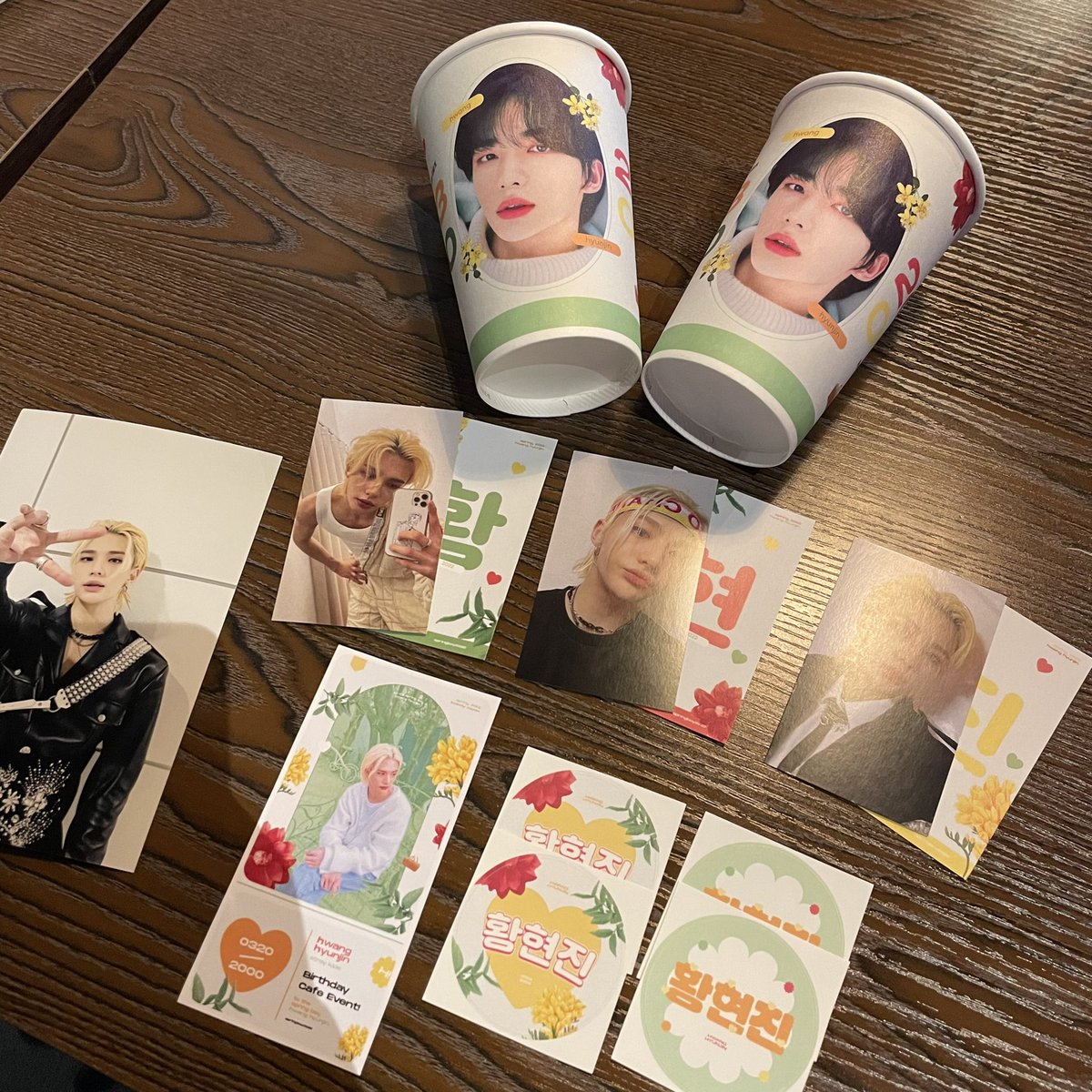 springboy0320's tweet photo. Event up 🍃

Do head to the admin table to collect your gifts! Feel free to take the other fansupports on the table :) 

Full sets of gifts will be available at $4 each! 

#springboy0320 #straykids #hyunjin https://t.co/DBU3jPU5rz