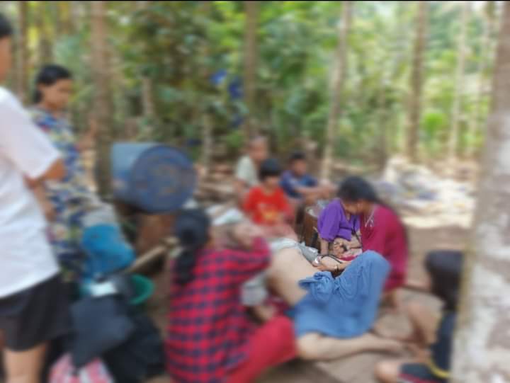 pzl_jourlm's tweet photo. Since junta-run police station violently fired heavy artillery shells into Thae Chaunggyi villages, #Thayet_Chaung town, all victims forced to evacuate nearby jungles under darkness of last nightlife. They also faced internet+phone line cut off and ration shortage. #2022Apr2Coup https://t.co/ryfxLH5D2V