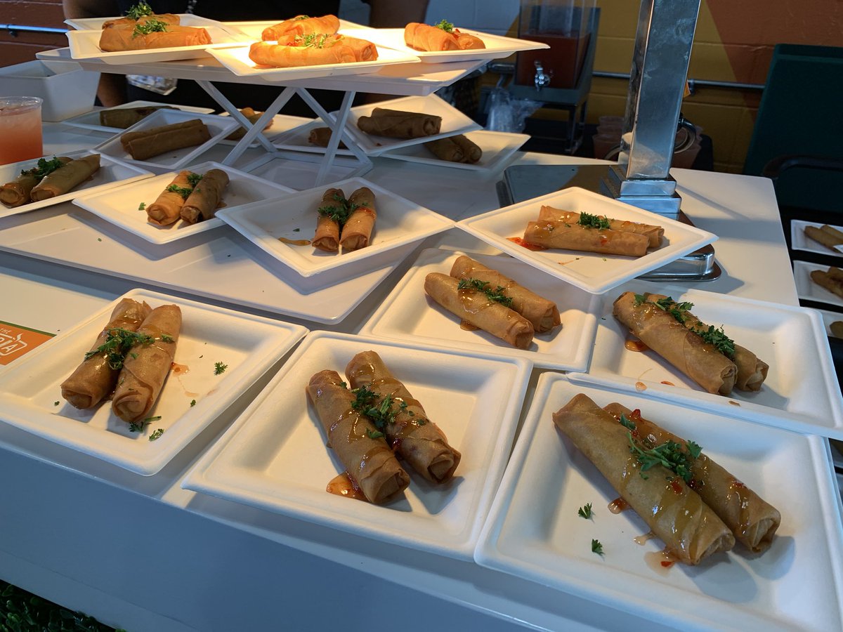 ThirdandKing's tweet photo. Healthy options abound, especially at @GiantsGarden behind CF, with salads that rotate monthly and gluten-free flatbreads that include ingredients grown on-site. @lumpiaco offers a Mama’s Veggie lumpia in addition to their famous bacon cheeseburger lumpia. #sfgiants https://t.co/E12jxb6qPT