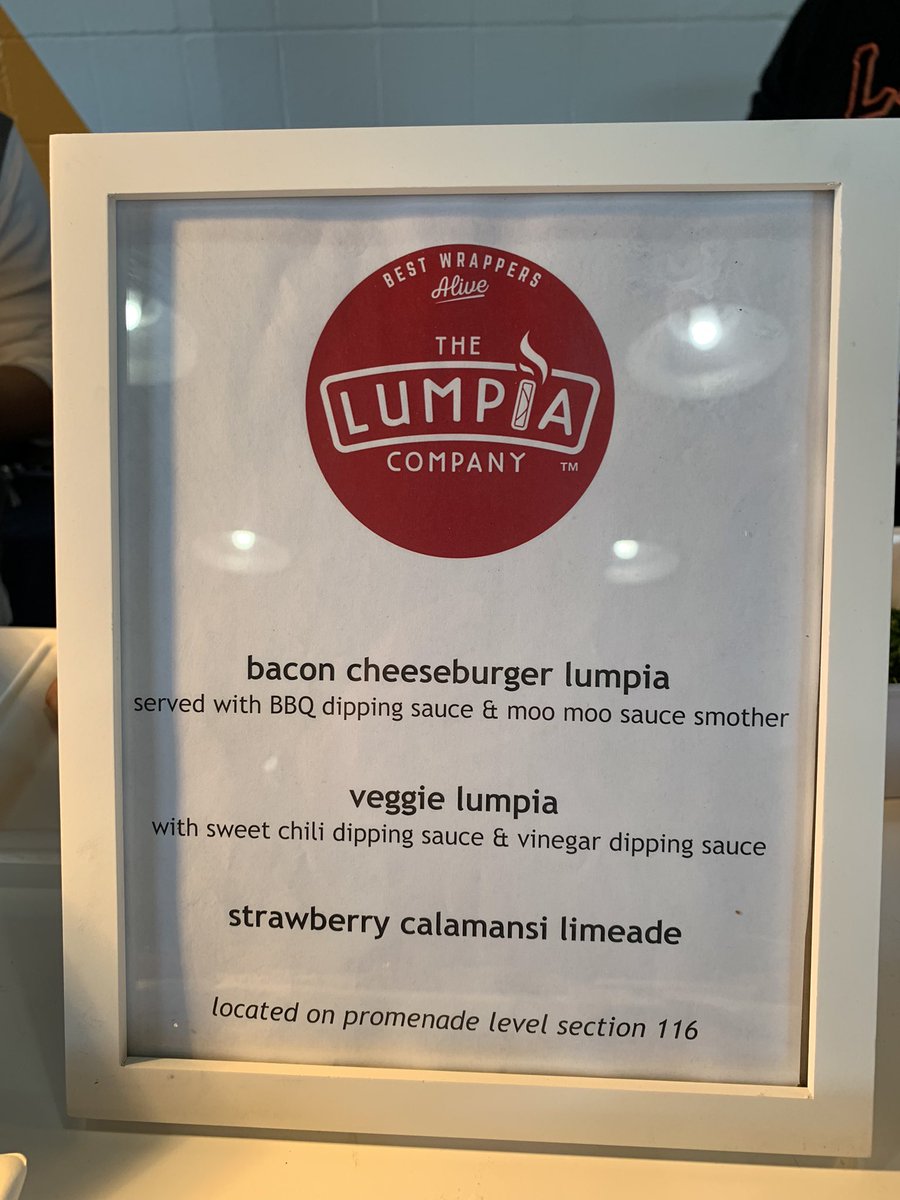 ThirdandKing's tweet photo. Healthy options abound, especially at @GiantsGarden behind CF, with salads that rotate monthly and gluten-free flatbreads that include ingredients grown on-site. @lumpiaco offers a Mama’s Veggie lumpia in addition to their famous bacon cheeseburger lumpia. #sfgiants https://t.co/E12jxb6qPT