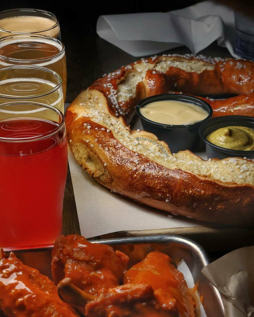 dontpanix's tweet photo. #frydays are for fries, but it can be more when you head to Rivercrest in Astoria and start with a Barvarian Pretzel, a craft beer flight, wings, burgers, crispy chicken sandos and a the Cubano flatbread.

@rivercrestnyc has an extensive craft beer selec… https://t.co/okZkUuTvi2 https://t.co/PrUFF5o1Wl