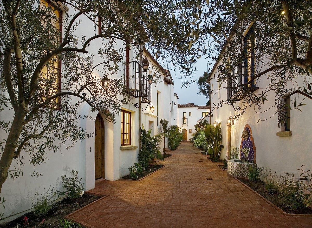 Cobylefko's tweet image. You can do a lot with a little space, including the best of  urbanism &amp;amp; design.

Santa Barbara's Paseo Bonito comprises 6 homes on less than 1/3 of an acre. It has excellent scale, greenery, solid materials, terminating sitelines, rear loaded garages, shared communal space &amp;amp;more!