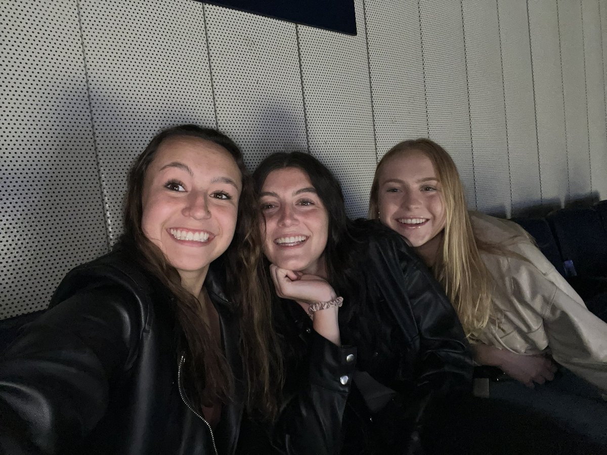 haley_knorr21's tweet photo. #WFFSelfie #finalfour #220 https://t.co/rzmCnRxneV