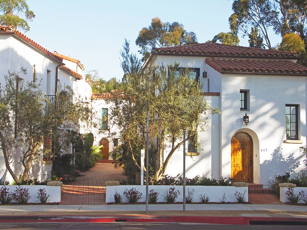 Cobylefko's tweet image. You can do a lot with a little space, including the best of  urbanism &amp;amp; design.

Santa Barbara's Paseo Bonito comprises 6 homes on less than 1/3 of an acre. It has excellent scale, greenery, solid materials, terminating sitelines, rear loaded garages, shared communal space &amp;amp;more!