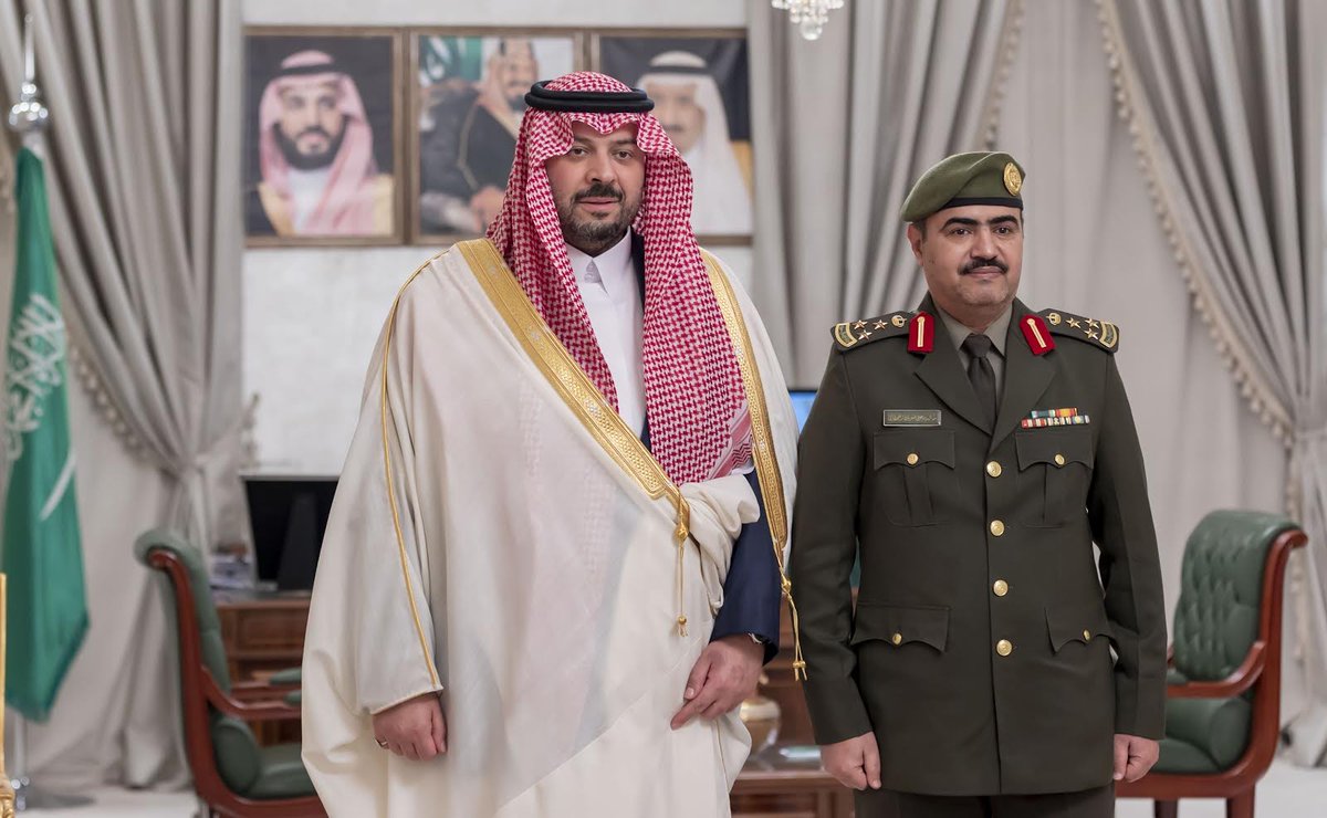 قلّد الأمير #فيصل_بن_خالد_بن_سلطان  أمير منطقة #الحدود_الشمالية في مكتبه بالإمارة اليوم، مدير الجوازات بالمنطقة العميد خالد القحطاني رتبته الجديدة بعد صدور الموافقة السامية بترقيته إلى رتبة عميد, متمنياً سموه له دوام التوفيق والنجاح وبذل المزيد من الجهد لخدمة الوطن.