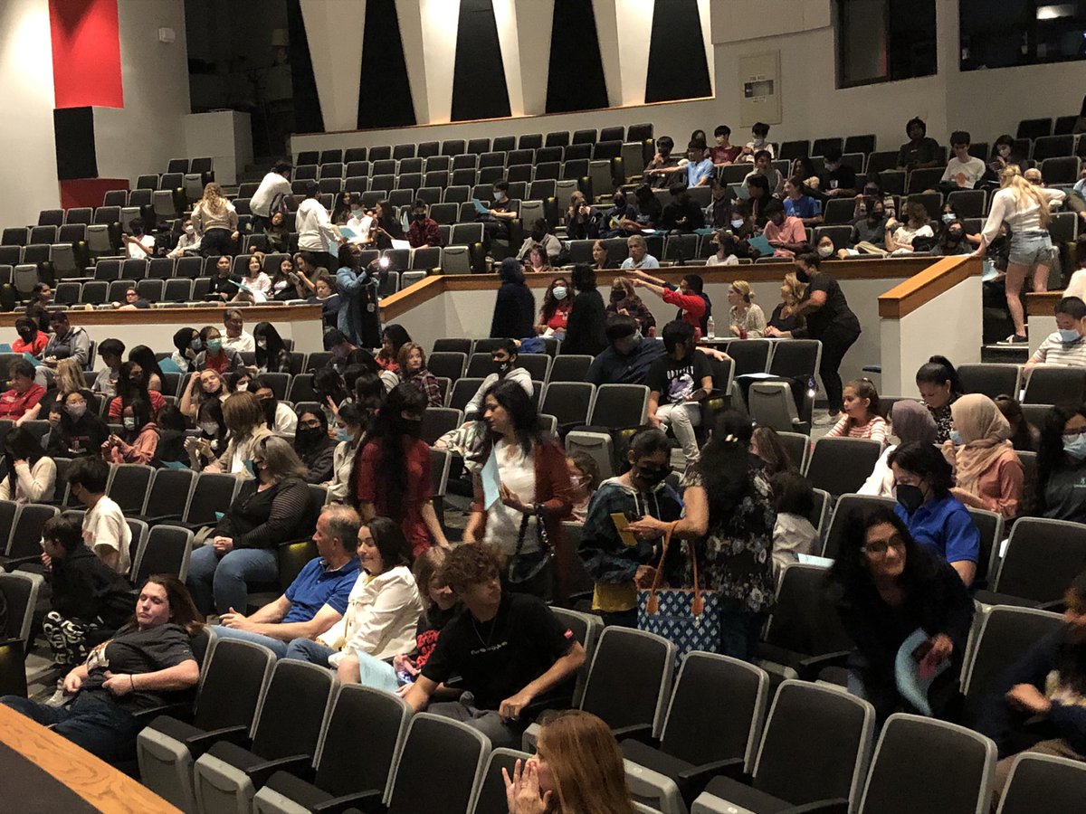 SFAHS_Bulldogs's tweet photo. Crowds are arriving to see our talented students and staff perform!! #ALLIN #BulldogPride #FunIsBack https://t.co/Y6QiWMpSXm