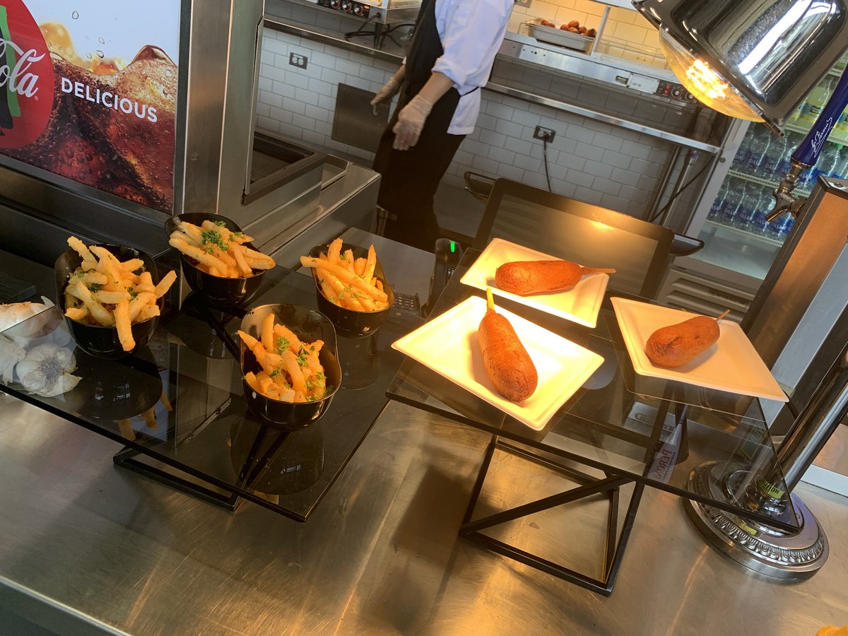 ThirdandKing's tweet photo. The offerings from Pita Gyros include lamb and beef gyros, dolmas and baklava. @TheOrganicCoup has delicious gluten free chicken corn dogs. And of course, there are garlic fries. Always garlic fries. #sfgiants https://t.co/BUzDJ3hzOn