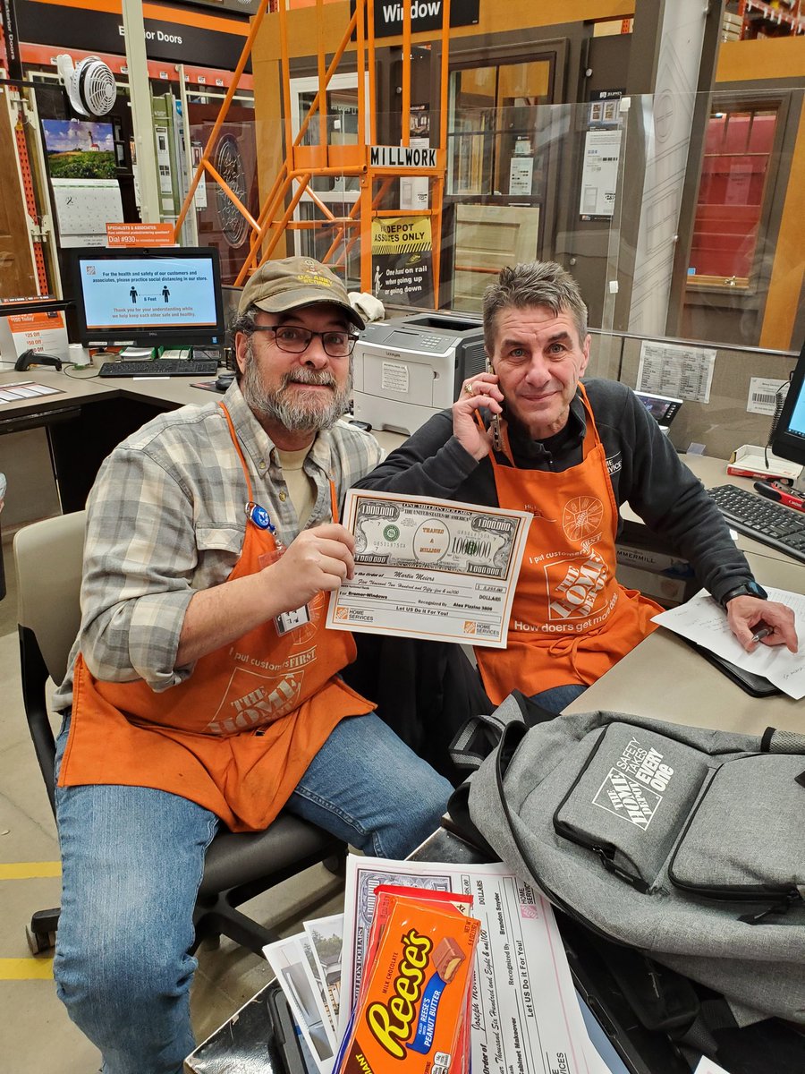 DawnHawes7HDI's tweet image. Store 3809 Making it happen with Cabinet Makeover &amp;amp; Windows helping our customers Dreams Come True. Awesome job Joe, Martin, and Julie....keep up the outstanding performance!