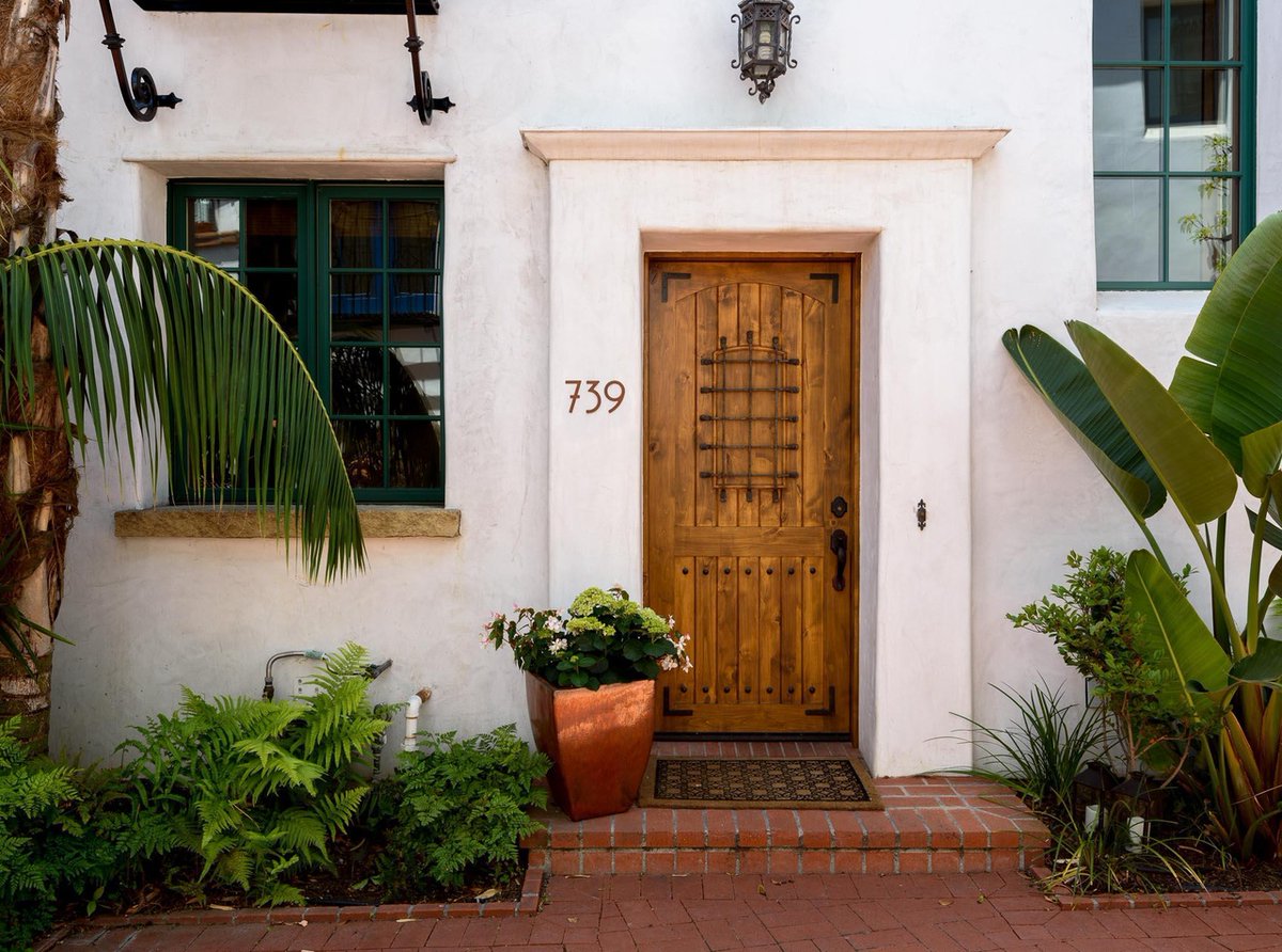 Cobylefko's tweet image. You can do a lot with a little space, including the best of  urbanism &amp;amp; design.

Santa Barbara's Paseo Bonito comprises 6 homes on less than 1/3 of an acre. It has excellent scale, greenery, solid materials, terminating sitelines, rear loaded garages, shared communal space &amp;amp;more!