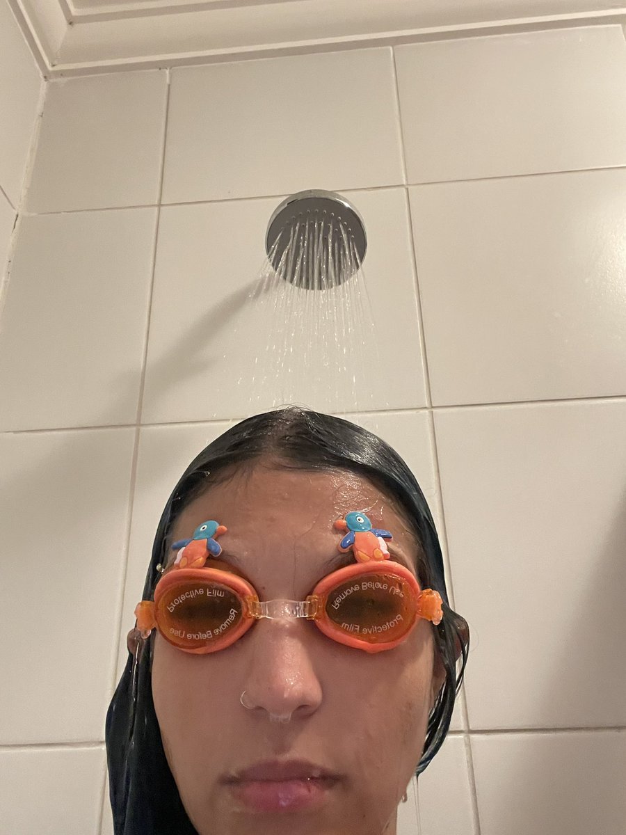 nevesmarialuisa's tweet image. as humilhações de quem acabou de fazer os cílios mas precisa lavar o cabelo 🥲