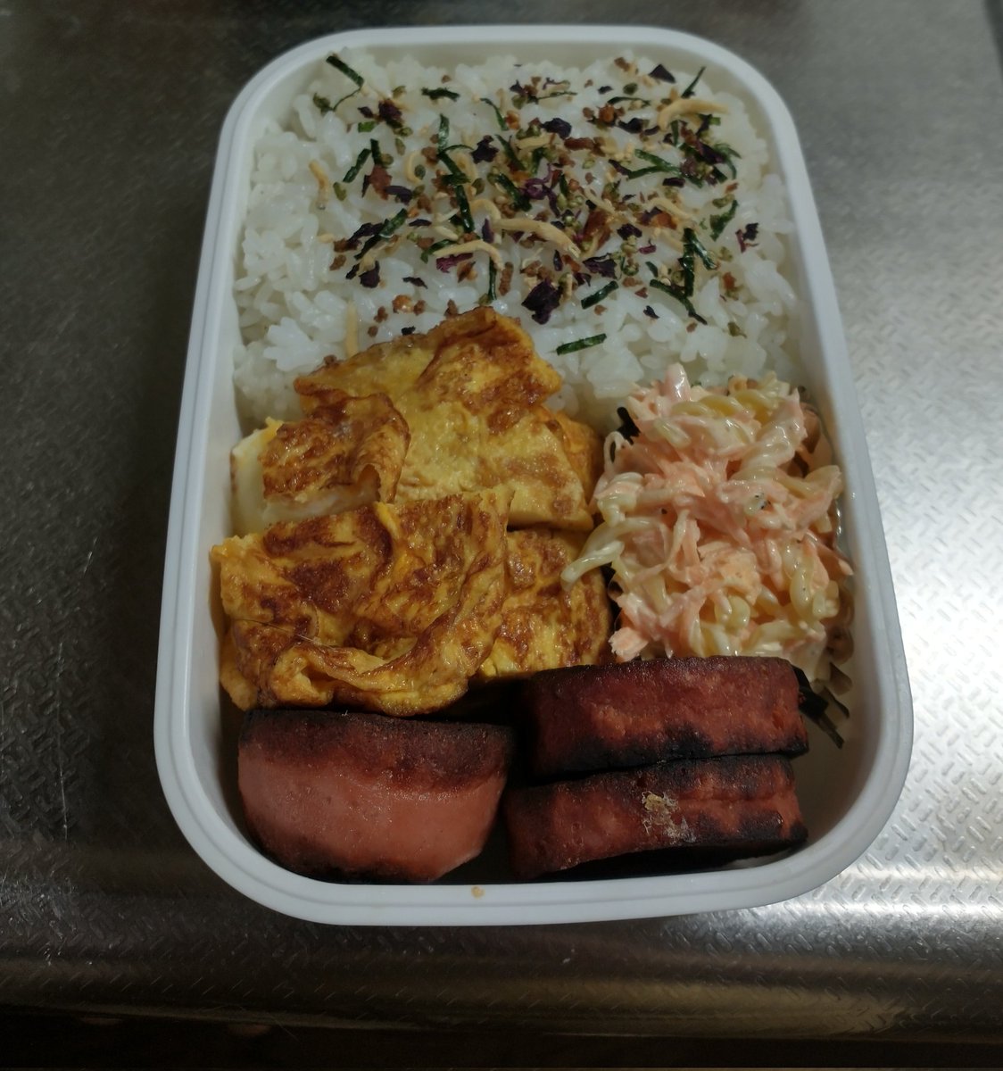 marron052's tweet photo. パパさんにお弁当作った〜かなり久しぶりwww相変わらずセンスない私wwwでもこれでも喜んでくれるパパさん♪ https://t.co/7FYEB76RMe